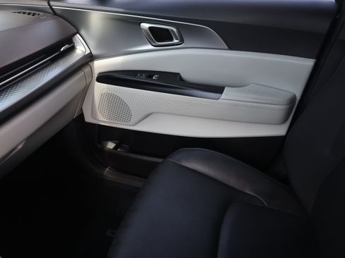 Used 2023 Kia Carnival LX FWD image 12