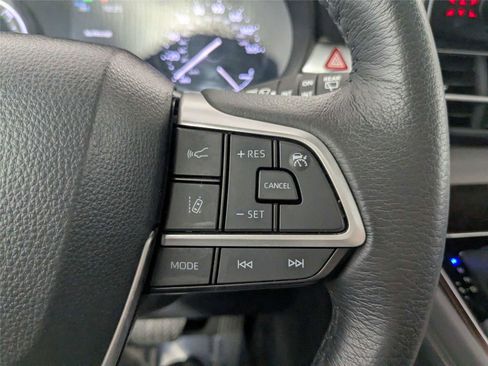 Used 2024 Toyota Sienna XLE FWD image 19