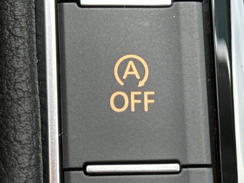 Certified 2024 Volkswagen Taos SE image 31