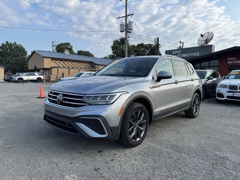 Used 2023 Volkswagen Tiguan SE FWD image 1
