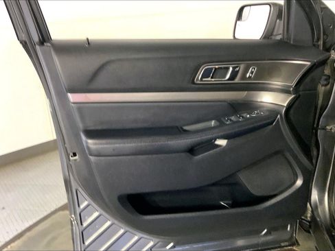 Used 2018 Ford Explorer XLT AWD/4WD image 24