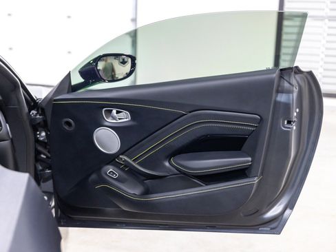 Used 2022 Aston Martin V8 Vantage Coupe RWD image 26