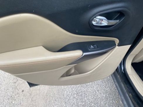 Used 2019 Jeep Cherokee Latitude FWD image 12