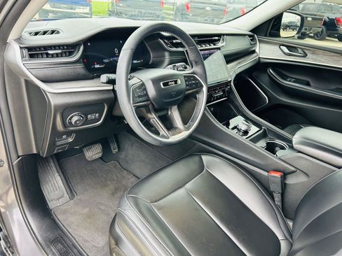 Used 2023 Jeep Grand Cherokee Limited w/ Black Appearance Package AWD/4WD image 18