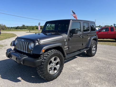 Used 2018 Jeep Wrangler Unlimited Sahara w/ Connectivity Group AWD/4WD image 4
