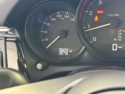 Certified 2025 Porsche Macan AWD/4WD image 31