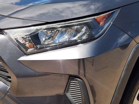 Used 2019 Toyota RAV4 LE FWD image 9