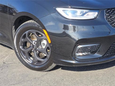 Certified 2022 Chrysler Pacifica Touring-L w/ Uconnect Theater Family Group image 3