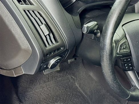 Used 2017 Ford Focus SE w/ Cold Weather Package image 11