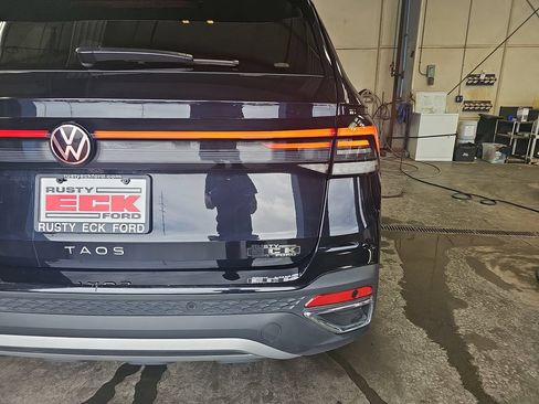 Used 2025 Volkswagen Taos SE FWD image 35