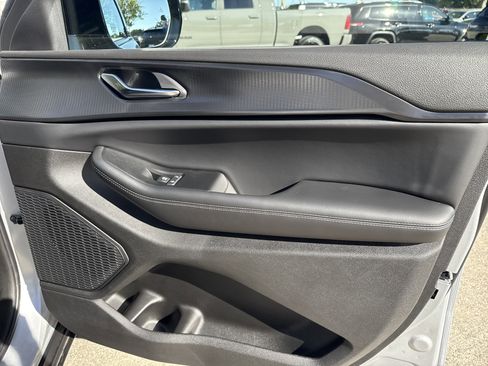 New 2025 Jeep Grand Cherokee Altitude image 15