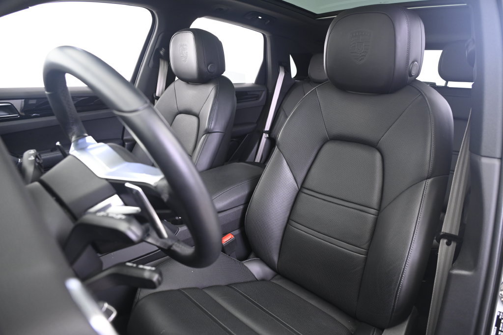 Used 2023 Porsche Cayenne Platinum Edition AWD/4WD image 5