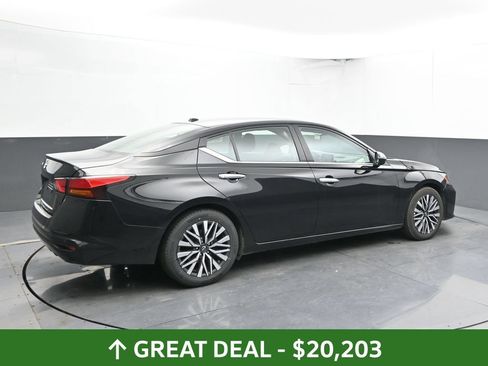 Used 2025 Nissan Altima 2.5 SV FWD image 4