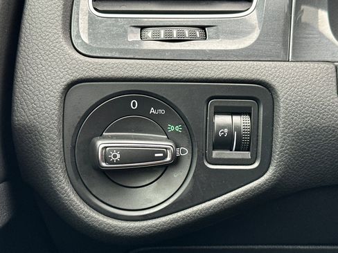 Used 2018 Volkswagen Golf S image 28