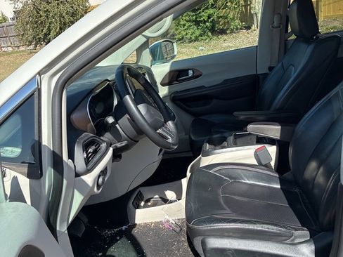 Used 2017 Chrysler Pacifica Touring-L Plus image 5