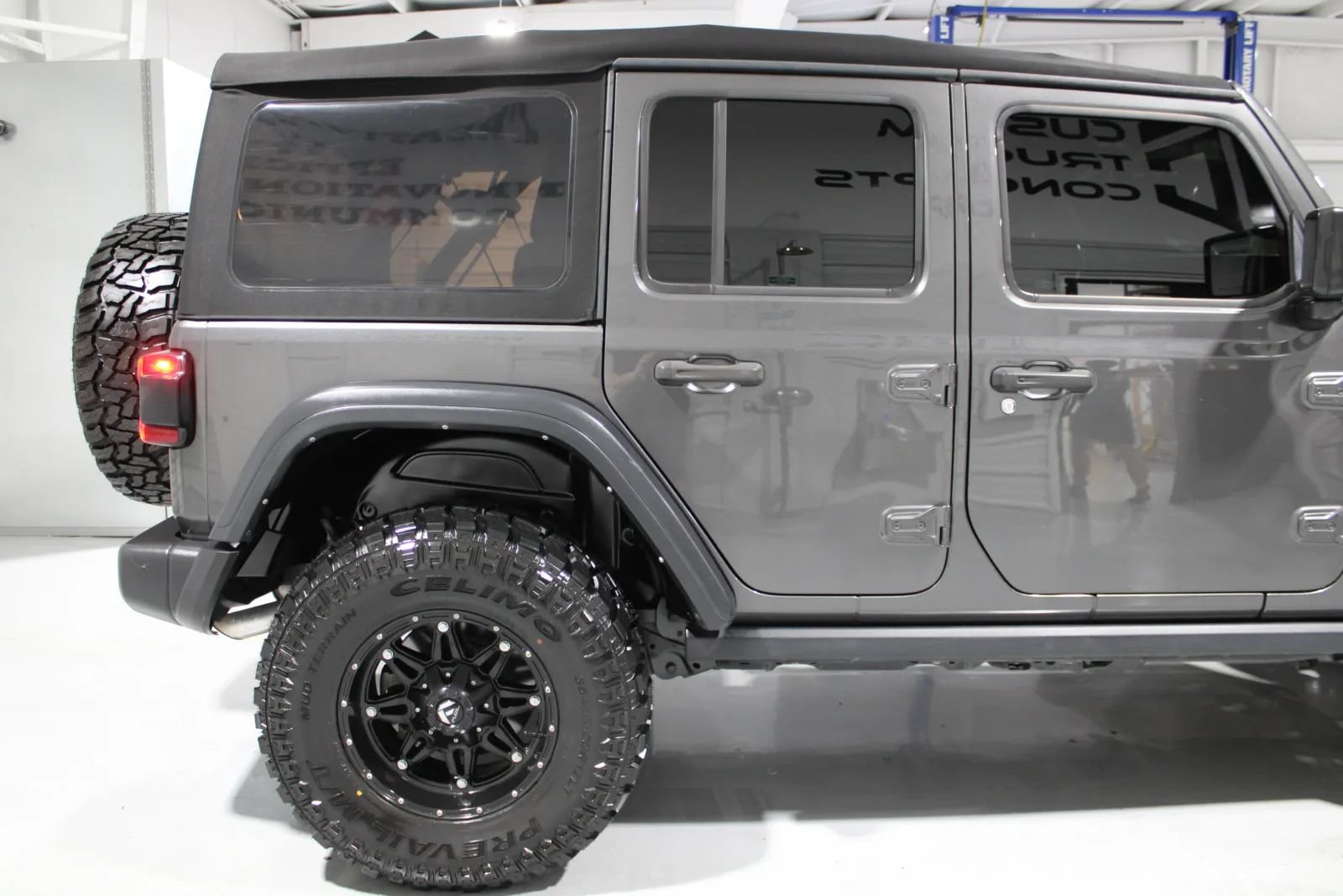 Used 2022 Jeep Wrangler Unlimited Rubicon w/ LED Lighting Group AWD/4WD image 2