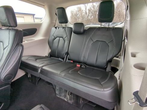 Used 2024 Chrysler Pacifica Touring-L image 18