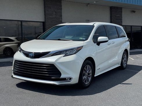 Used 2021 Toyota Sienna XLE AWD/4WD image 2