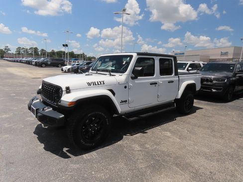 Used 2024 Jeep Gladiator Sport AWD/4WD image 2