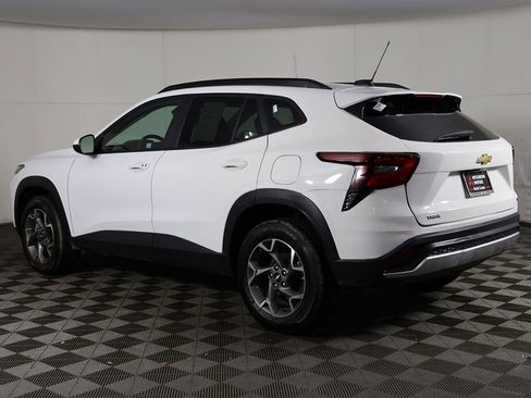 Used 2025 Chevrolet Trax LT FWD image 6
