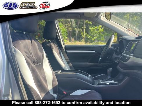 Used 2017 Toyota Highlander LE AWD/4WD image 2