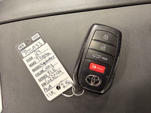 Used 2024 Toyota Highlander XLE AWD/4WD image 43