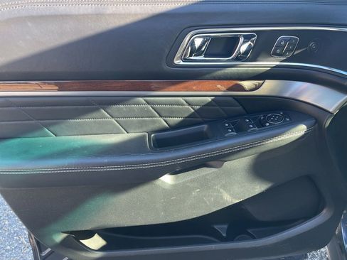 Used 2017 Ford Explorer Platinum image 14
