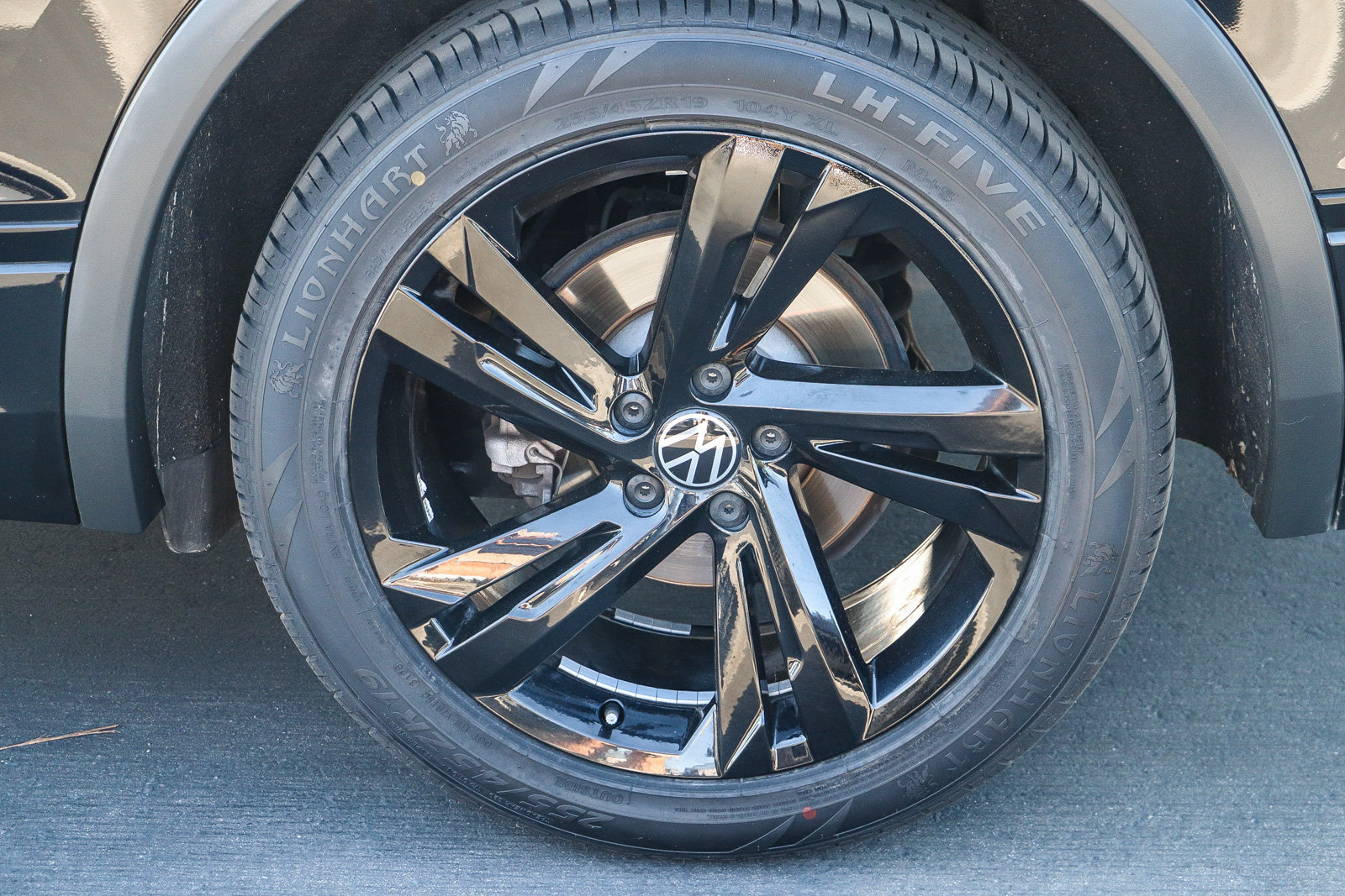Used 2023 Volkswagen Tiguan SE R-Line FWD image 12