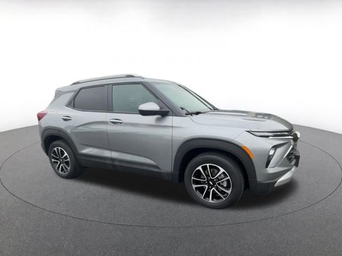 Used 2025 Chevrolet TrailBlazer LT image 2