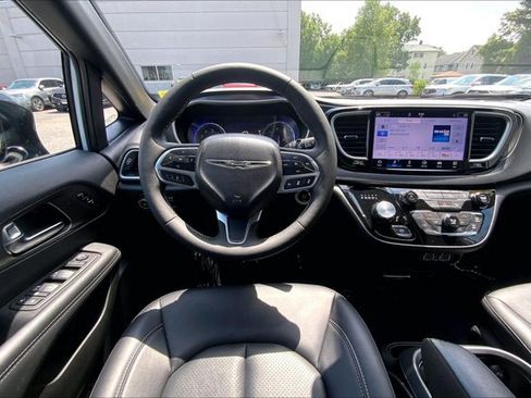 Used 2025 Chrysler Pacifica Select FWD image 4