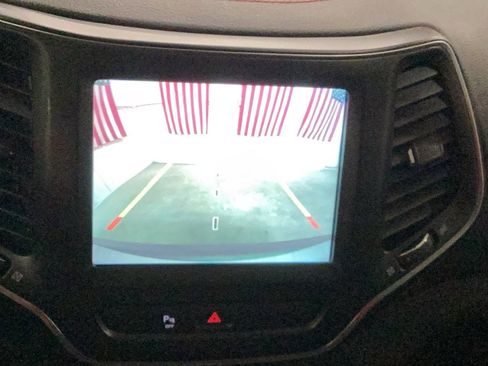 Used 2019 Jeep Cherokee Trailhawk image 13