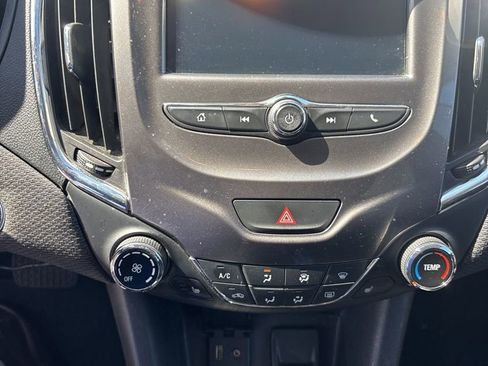 Used 2017 Chevrolet Cruze LT w/ Convenience Package image 4
