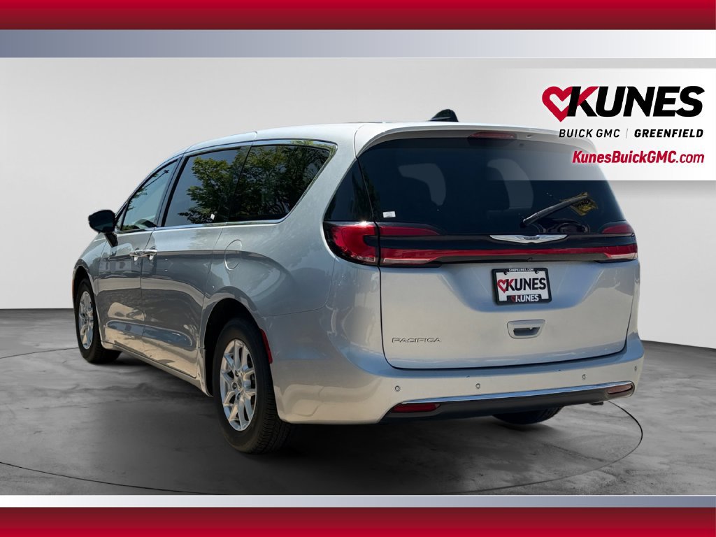 Used 2023 Chrysler Pacifica Touring-L FWD image 8
