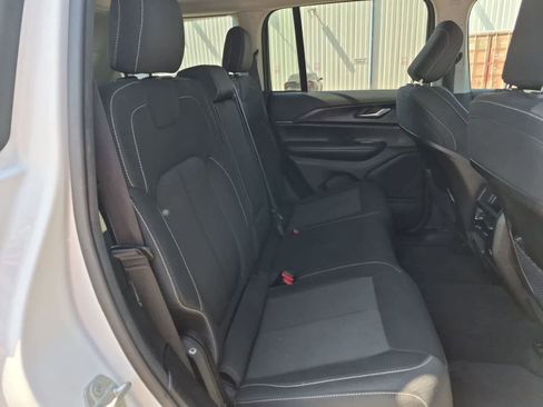 Used 2023 Jeep Grand Cherokee Laredo RWD image 25
