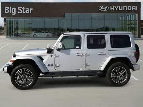 Used 2023 Jeep Wrangler Unlimited Sahara image 2