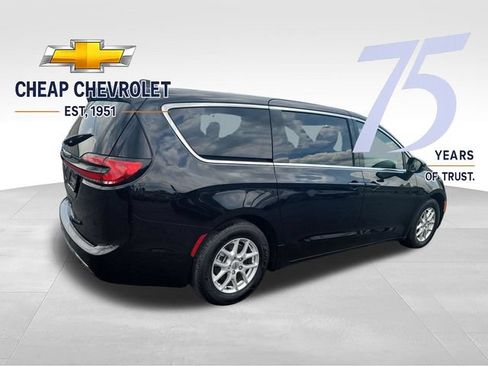 Used 2025 Chrysler Pacifica Select FWD image 5
