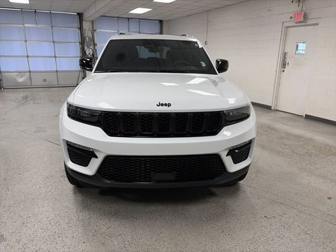 Used 2025 Jeep Grand Cherokee Limited w/ Black Appearance Package AWD/4WD image 32
