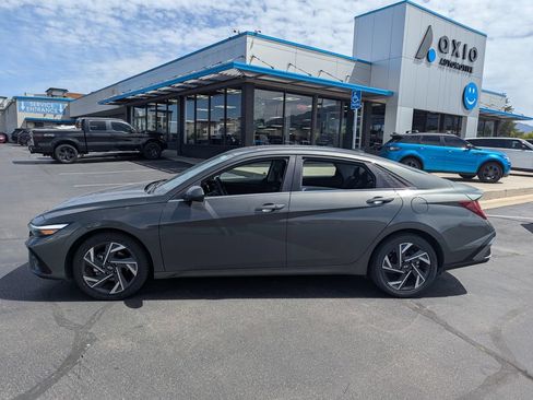 Used 2025 Hyundai Elantra SEL FWD image 8