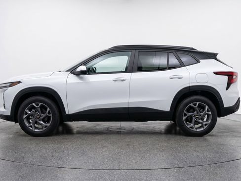 Used 2025 Chevrolet Trax LT FWD image 5