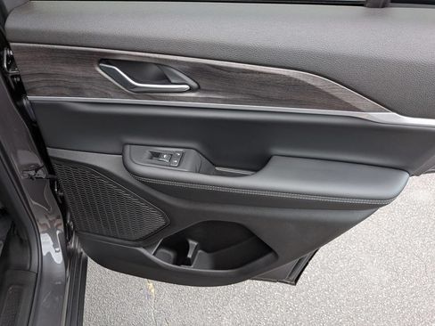 Certified 2025 Jeep Grand Cherokee Limited w/ Black Appearance Package AWD/4WD image 31