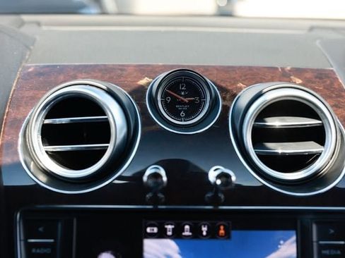 Used 2018 Bentley Bentayga AWD/4WD image 43