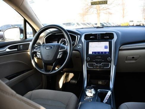 Used 2019 Ford Fusion SE image 19