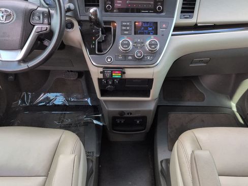Used 2019 Toyota Sienna XLE w/ XLE Navigation Package FWD image 19