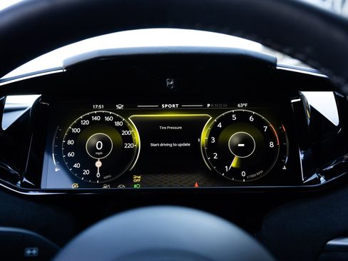 Used 2026 Aston Martin V8 Vantage Coupe image 5