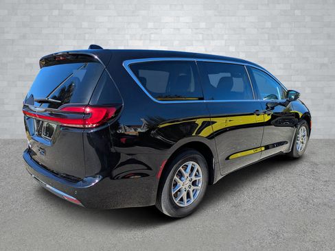 Used 2024 Chrysler Pacifica Touring-L image 5