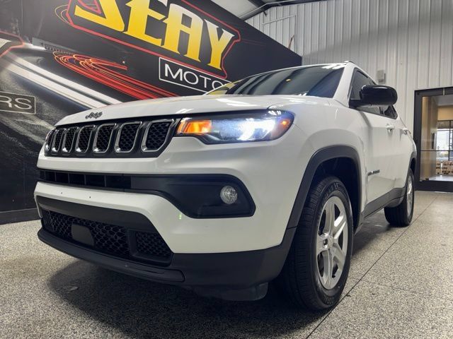 Used 2024 Jeep Compass Latitude w/ Altitude Special Edition AWD/4WD image 2