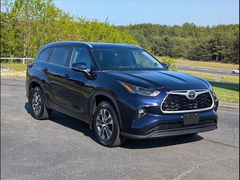 Used 2023 Toyota Highlander XLE image 2