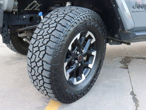 Used 2021 Jeep Gladiator Sport image 23