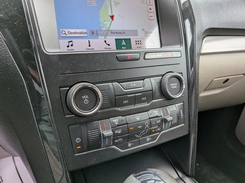 Certified 2019 Ford Explorer XLT w/ Equipment Group 201A FWD image 22