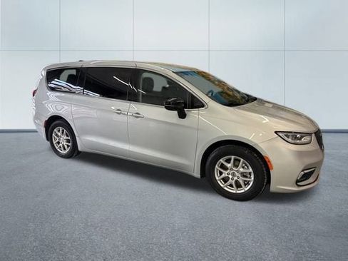 Used 2024 Chrysler Pacifica Touring-L image 10